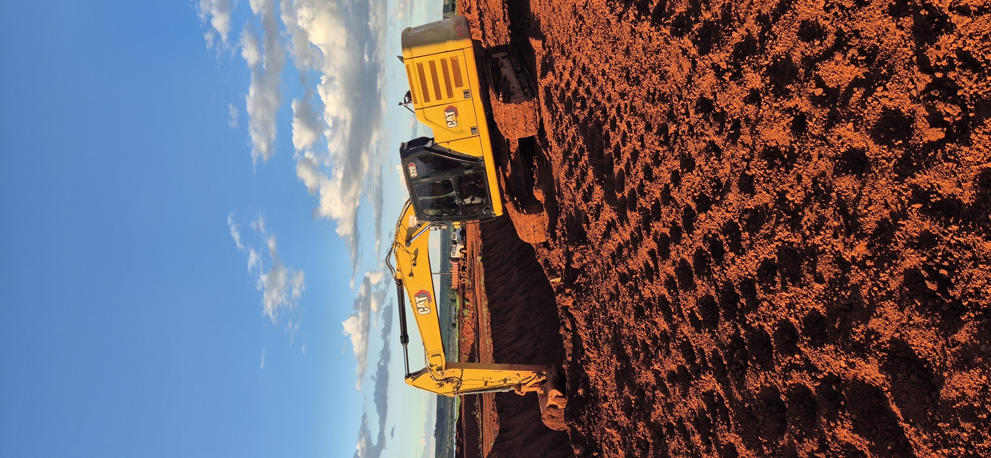Escavadeira hidráulica Caterpillar 320DL em operação